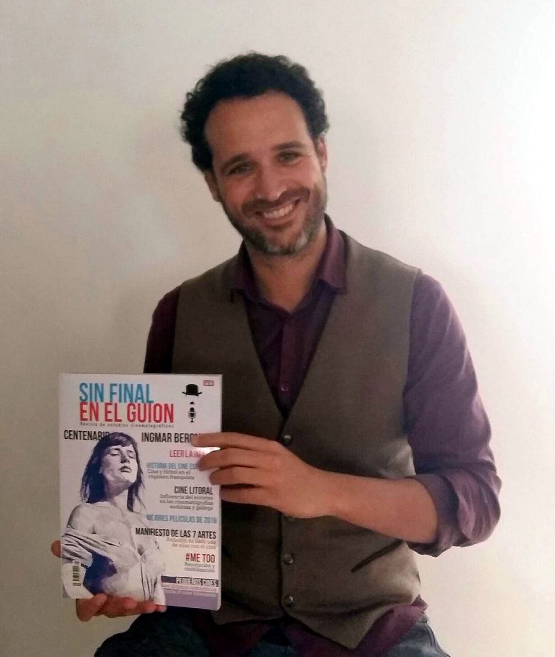 Jesús Mármol posa con el primer número de la revista &quot;Sin final en el guion&quot;