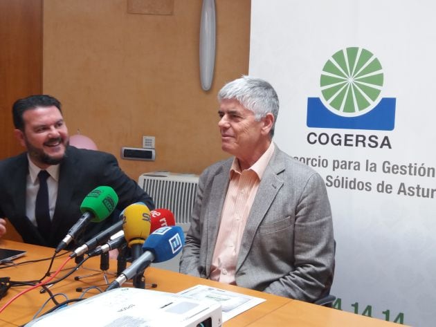 Germán Fernández, de Ecovidrio (izq.) y Santiago Fernández (Cogersa) durante la presentación de los datos de recogida de vidrio