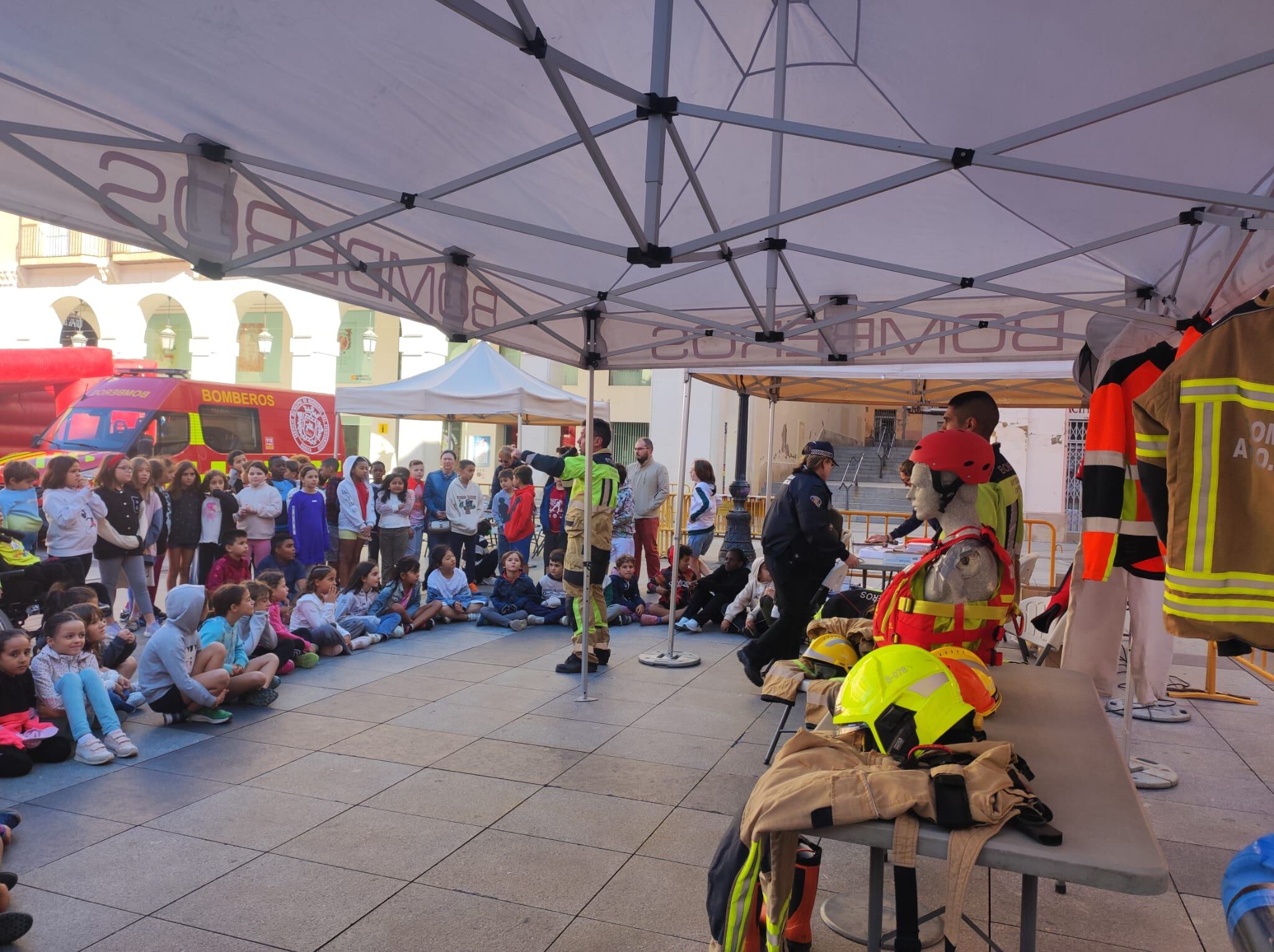 Exposición de trajes y explicación por parte del Servicio de Bomberos.