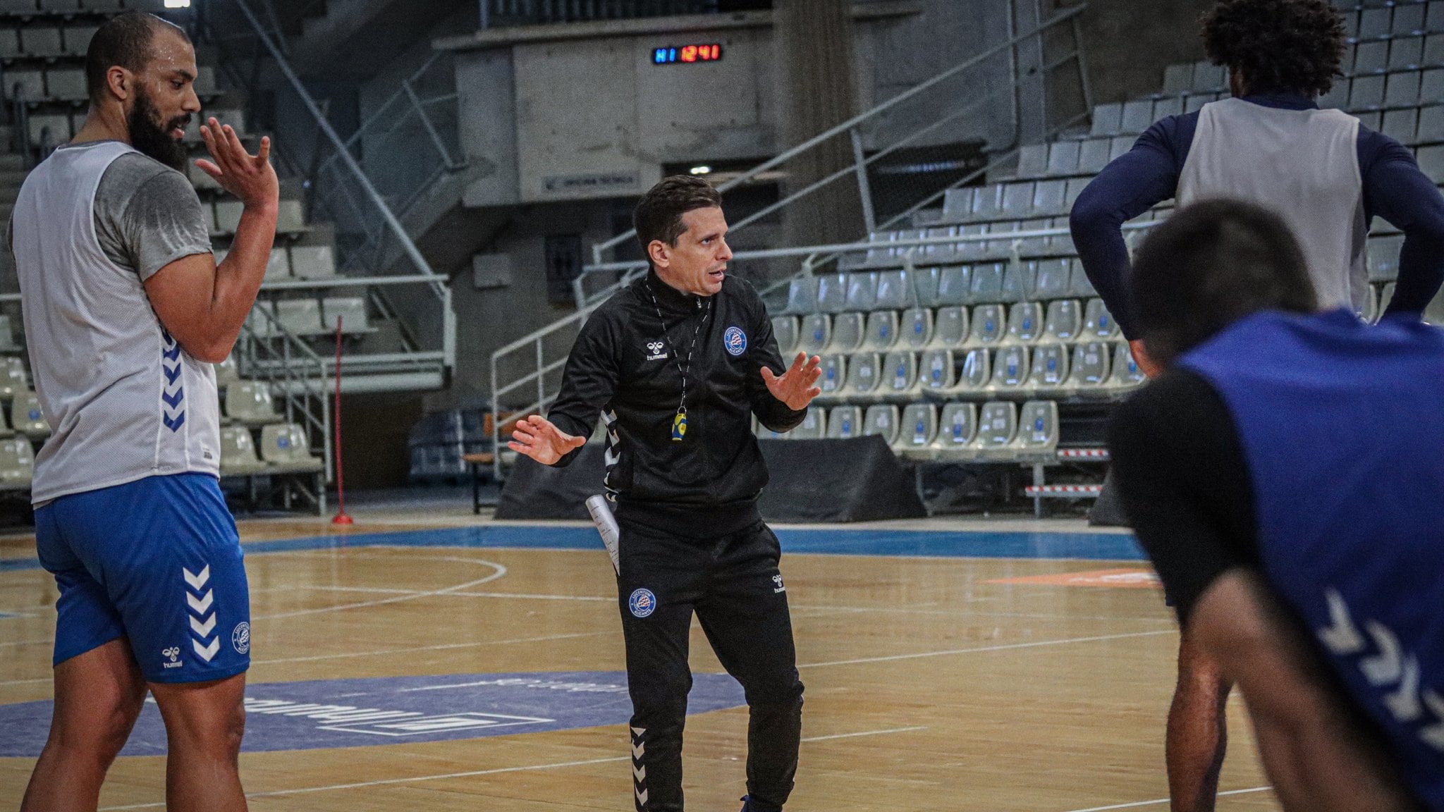 El técnico del HLA Alicante, Rubén Perelló, dirige una sesión de entrenamiento. Foto: HLA Alicante
