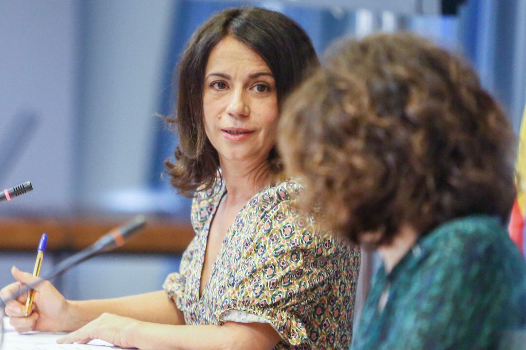 La secretaria de Estado de Sanidad, Silvia Calzón (i), y la jefa de área del Centro de Coordinación de Alertas y Emergencias Sanitarias –CCAES-, María José Sierra (d), durante una rueda de prensa para informar sobre la pandemia el pasado lunes.
