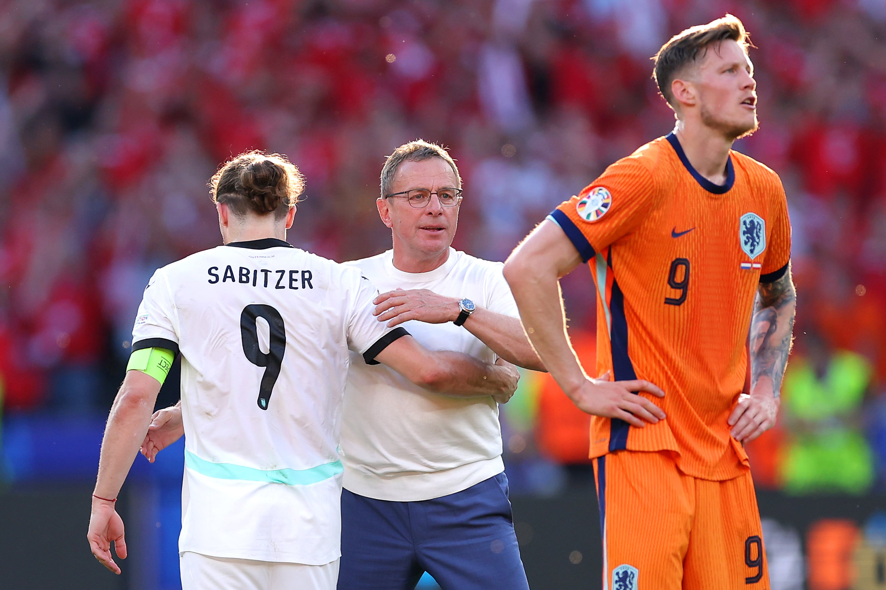 Ralf Rangnick felicita a Marcel Sabitzer tras el partido contra Países Bajos