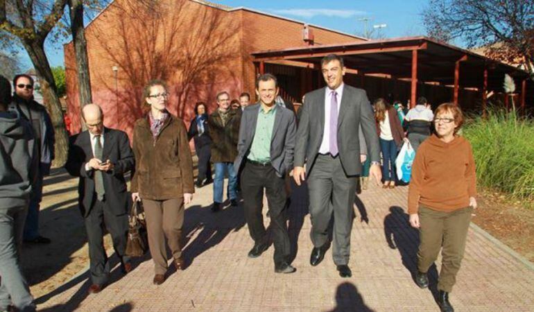 Pedro Duque visitando el Instituto que lleva su nombre