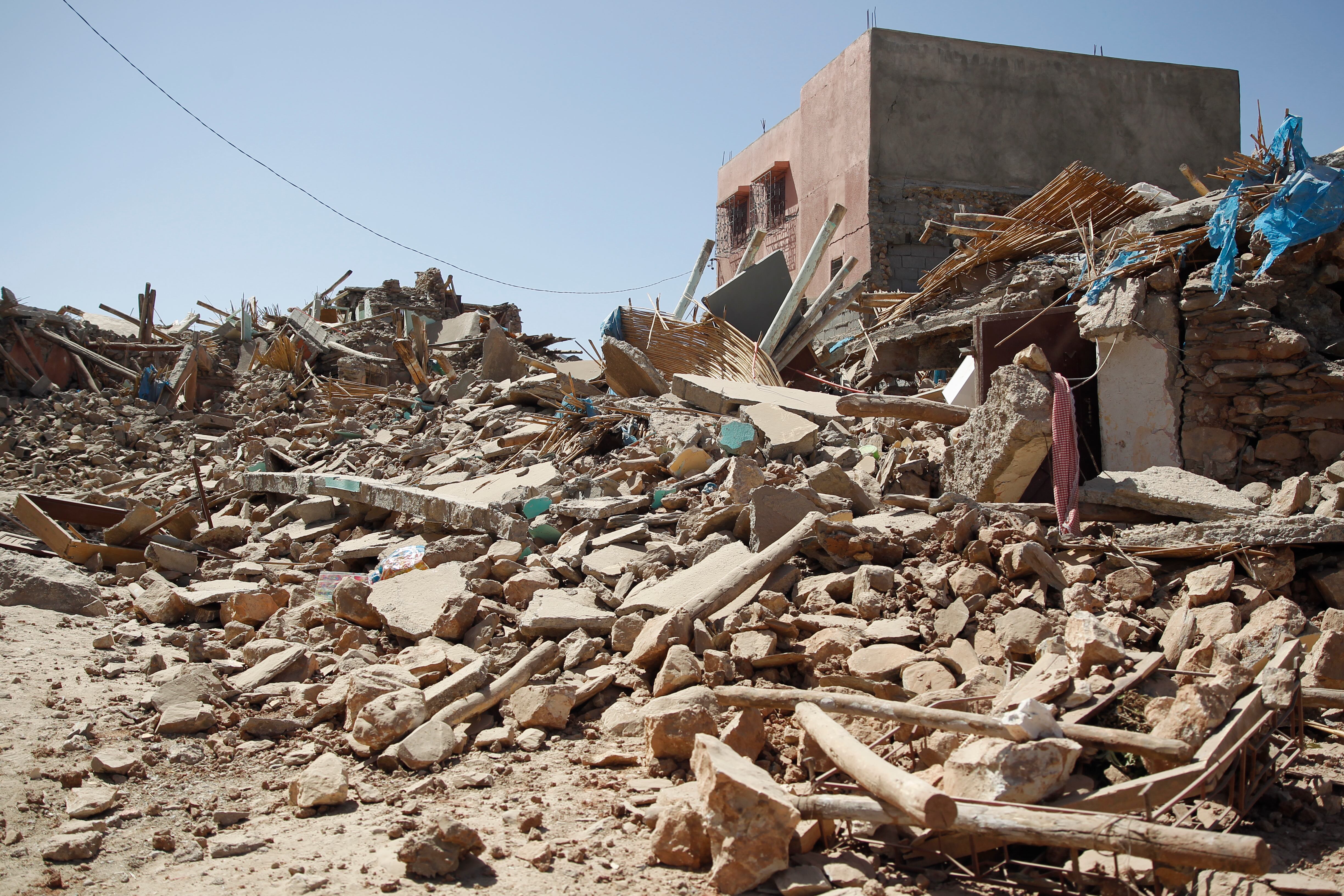 Destrozos en la aldea de Tafagajt, en Marruecos, cerca del epicentro del devastador terremoto que ha dejado, hasta el momento, 1.037 muertos y 1.204 heridos en una decena de provincias del país norteafricano. El seísmo, de magnitud 7, tuvo su epicentro en la localidad de Ighil, situada unos 80 kilómetros al suroeste de la ciudad de Marrakech, una zona en la que, según los expertos, no se esperaba que pudiera darse un terremoto de tanta fuerza.