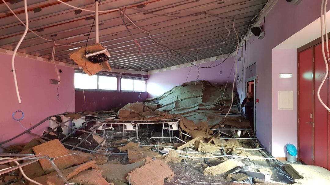 Estado en el que ha quedado el interior del salón de actos del Centro Cívio de Tanos.