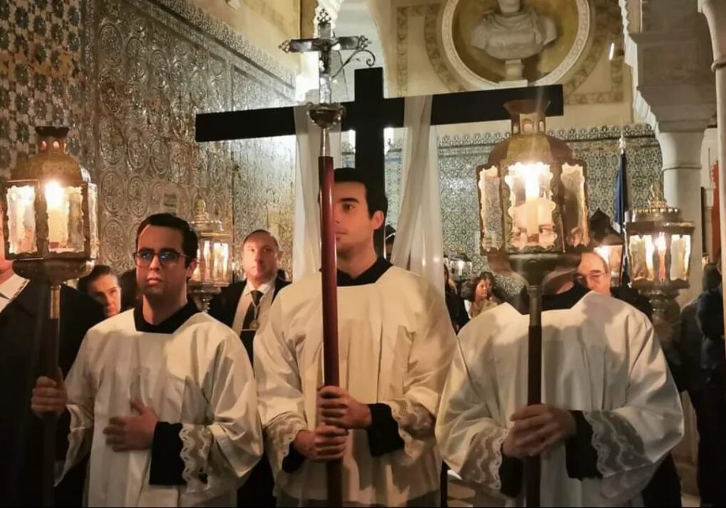 La Cruz de las Toallas de Los Negritos, presidiendo el Vía Crucis de la Pía Unión en la Casa de Pilatos