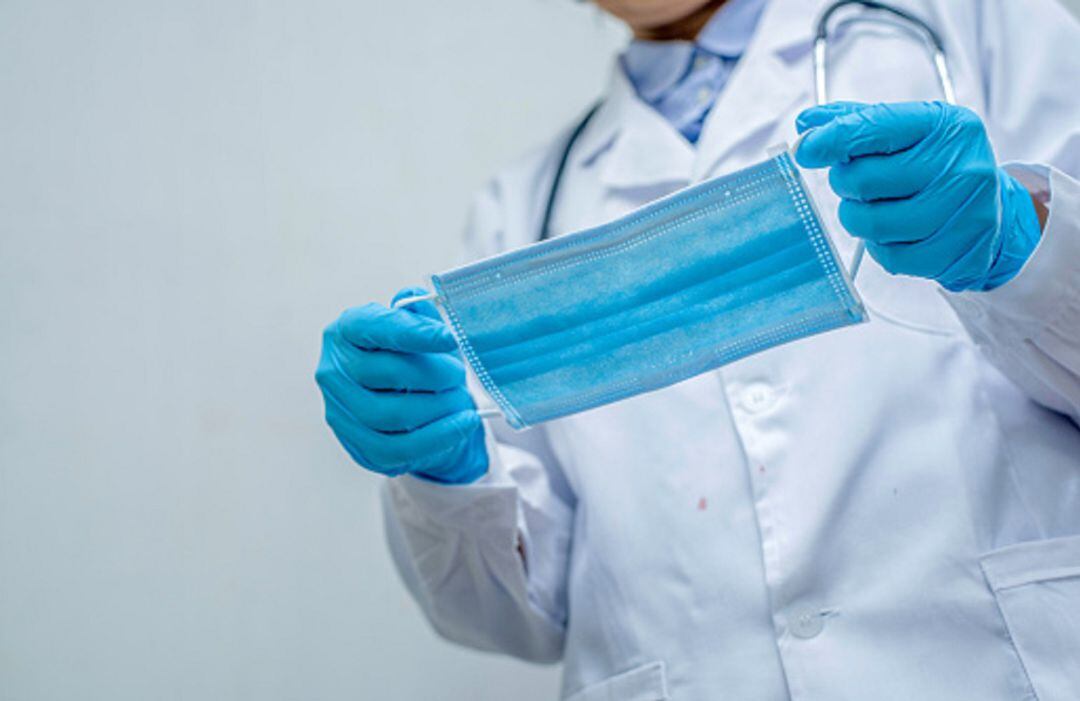 Médico y mascarilla