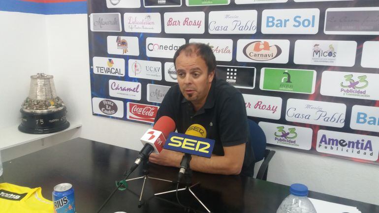 Ángel Becerril en la rueda de prensa posterior al último partido de liga frente al Bosco de Árevalo