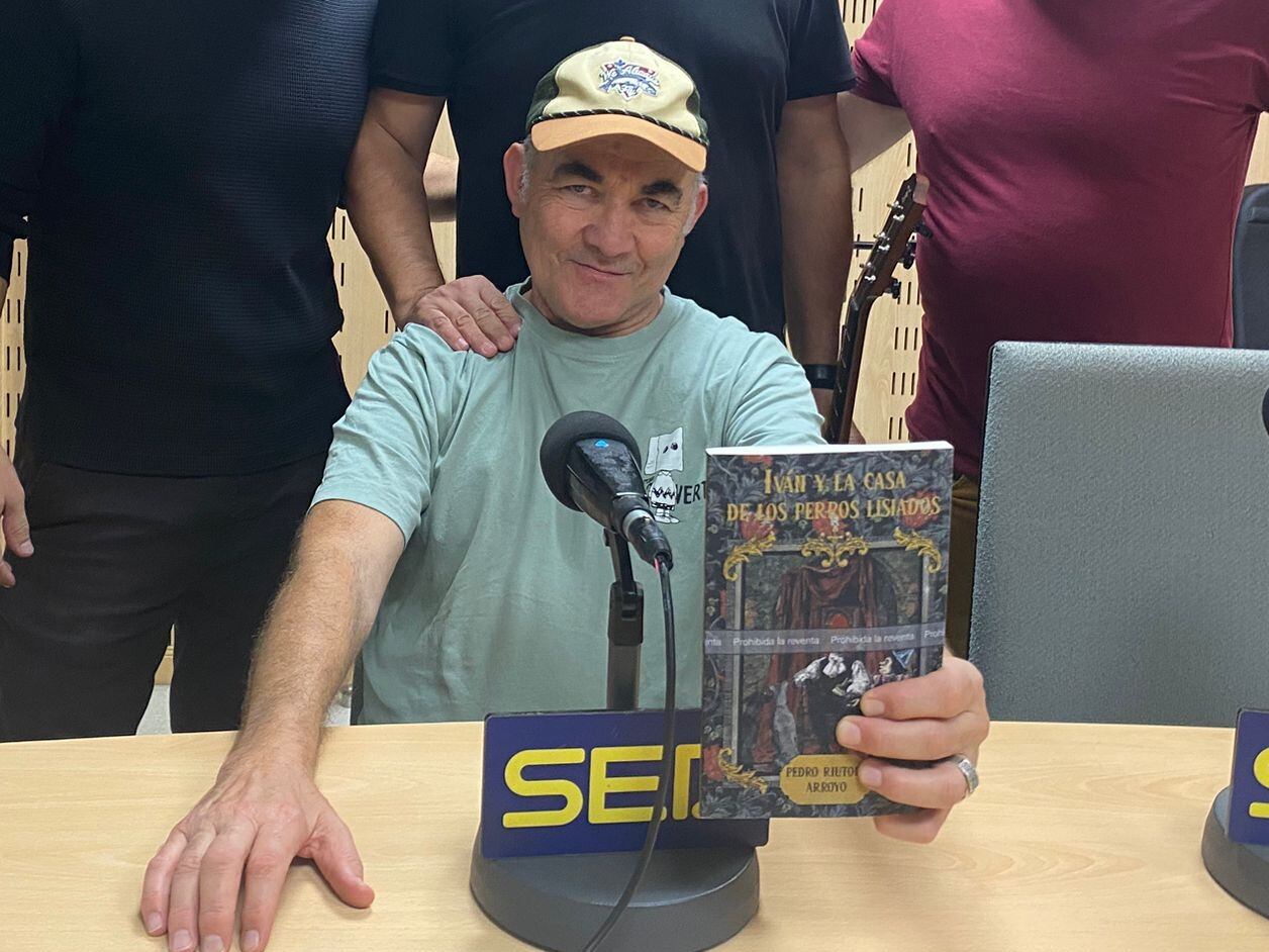 Pedro Riutort con su novela