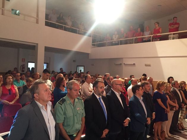 El consejero y el delegado territorial de Medio Ambiente y el presidente y vicepresidente de la Diputacion provincia participan junto a otras autoridades en el minuto de silencio en Pozo Alcón esta mañana en repulsa por el crimen de Úbeda