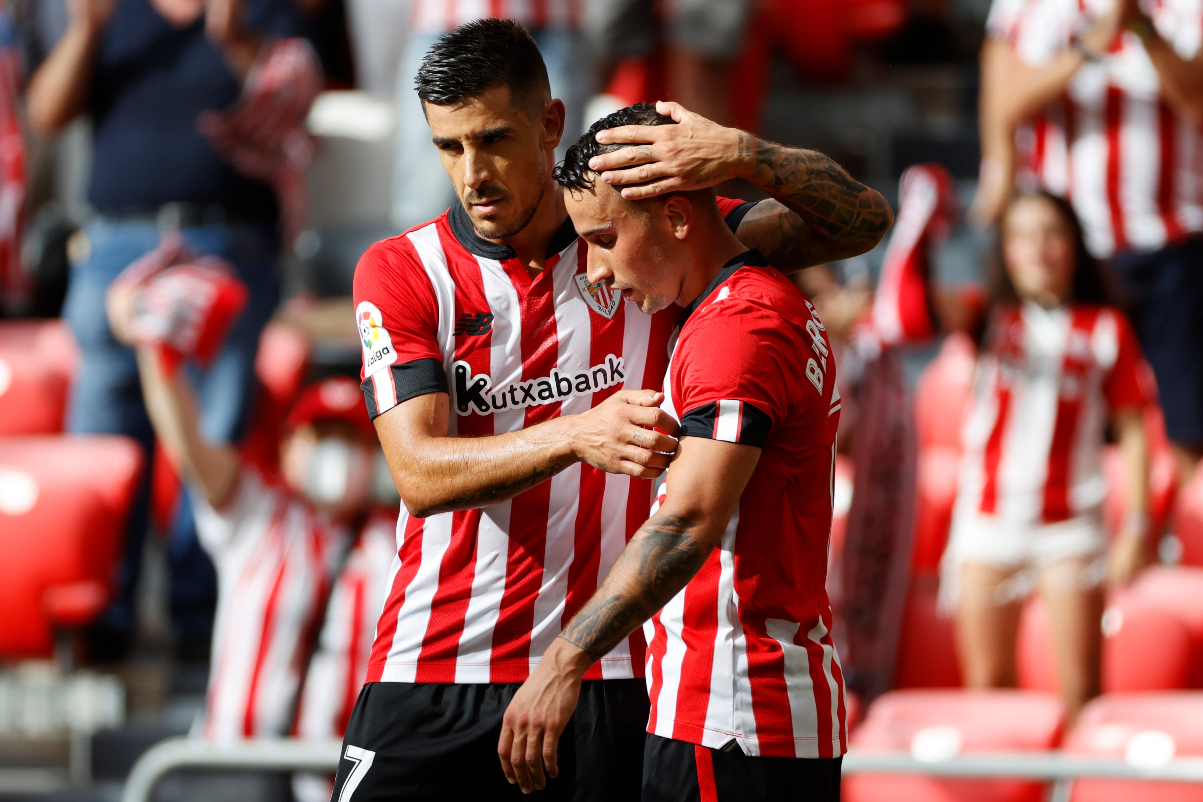 Berenguer (c), celebra su gol contra el Valencia