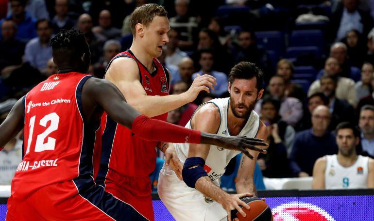 Diop y Timma tratan de frenar el avance de Rudy Fernández.