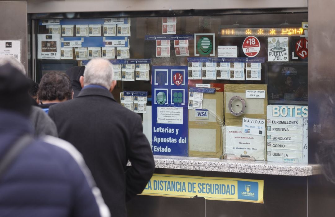 Varias personas en una administración de lotería de Navidad