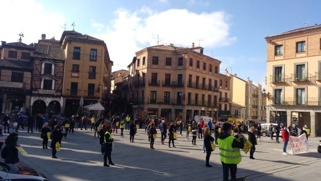 Alrededor de 70 personas del sector de la peluquería y estética se han concentrado en la Plaza del Azoguejo