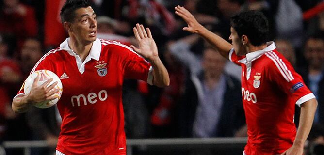 El jugador del Benfica celebra con Almeida uno de sus goles al Fenerbahçe en la vuelta de las semifinales de la Europa League.