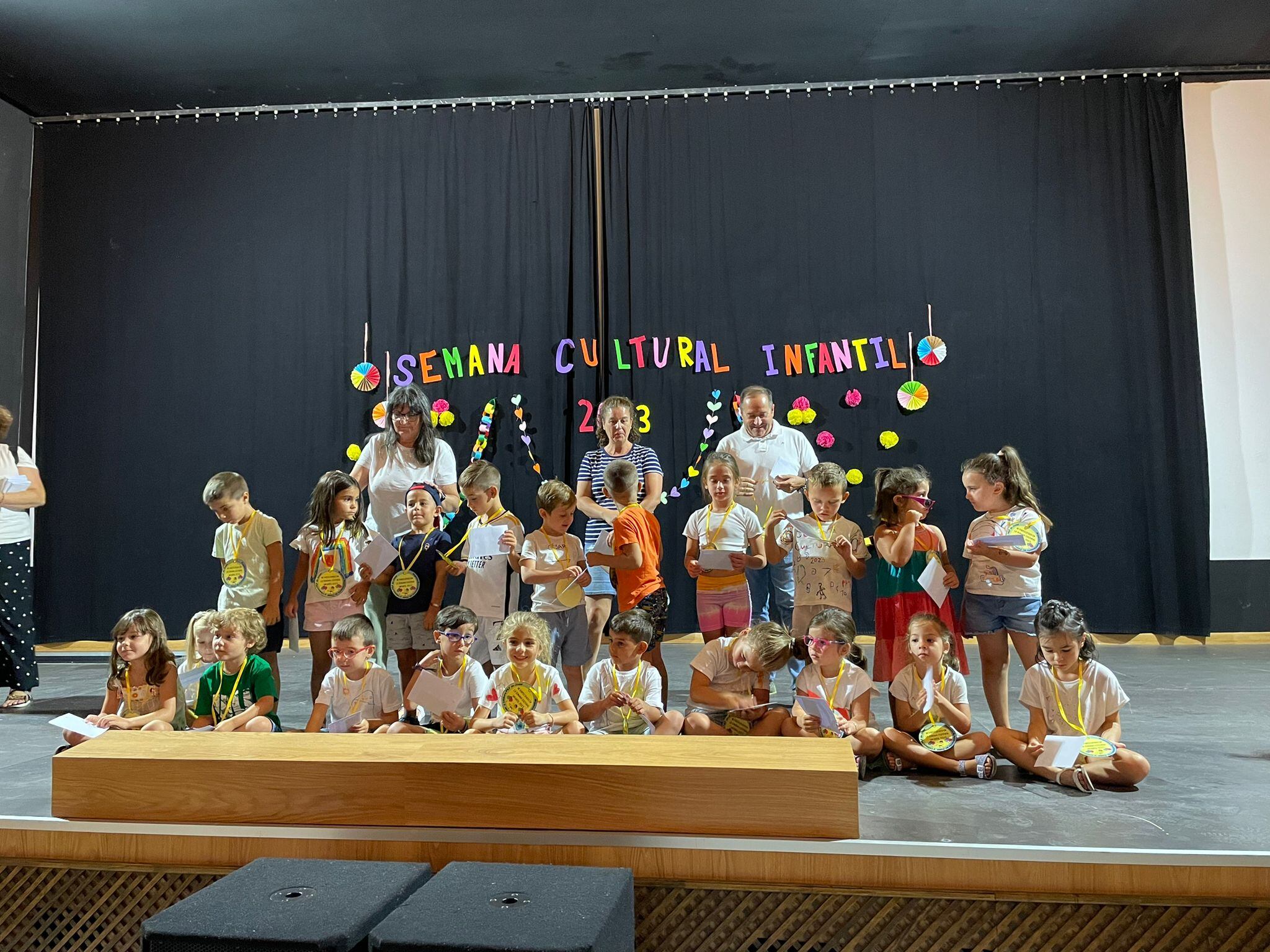 Entrega de reconocimiento a otro de los grupos de los participantes en la Semana Cultural Infantil