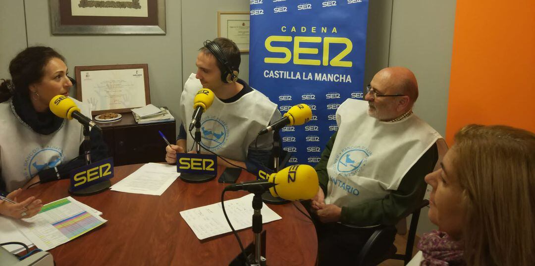 De izquierda a derecha, Luz López, coordinadora de la &#039;Gran Recogida en Toledo; Daniel Rodríguez, director de &#039;La Ventana de Castilla-La Mancha&#039;; Manuel Lanza, presidente del Banco de Alimentos de Toledo y Blanca, voluntaria de la ONG