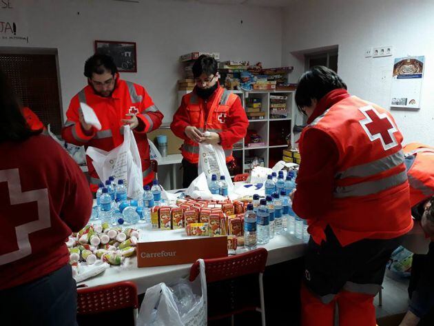 Las bolsas de alimentos se han preparado en colaboración con la Fundación Solidaridad Carrefour