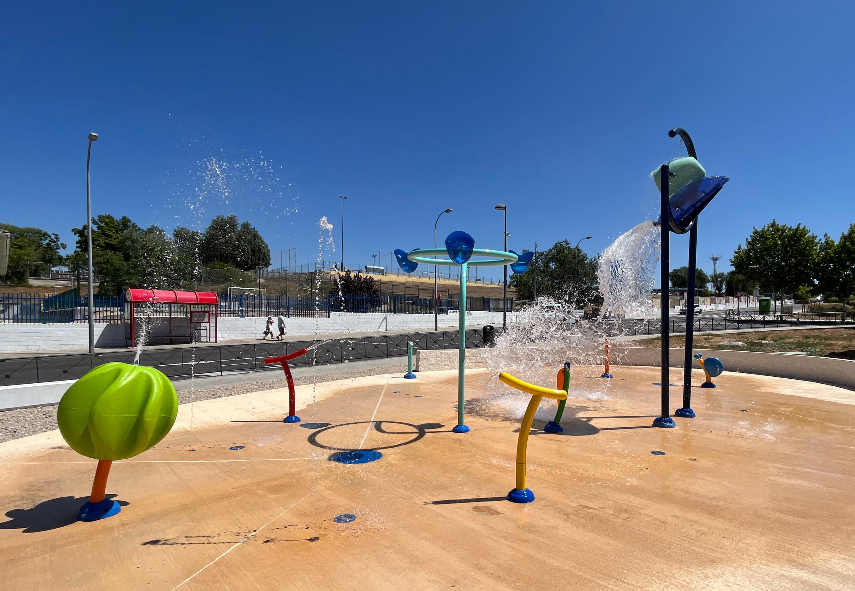 Juegos con chorros de agua en Paracuellos de Jarama para combatir el calor