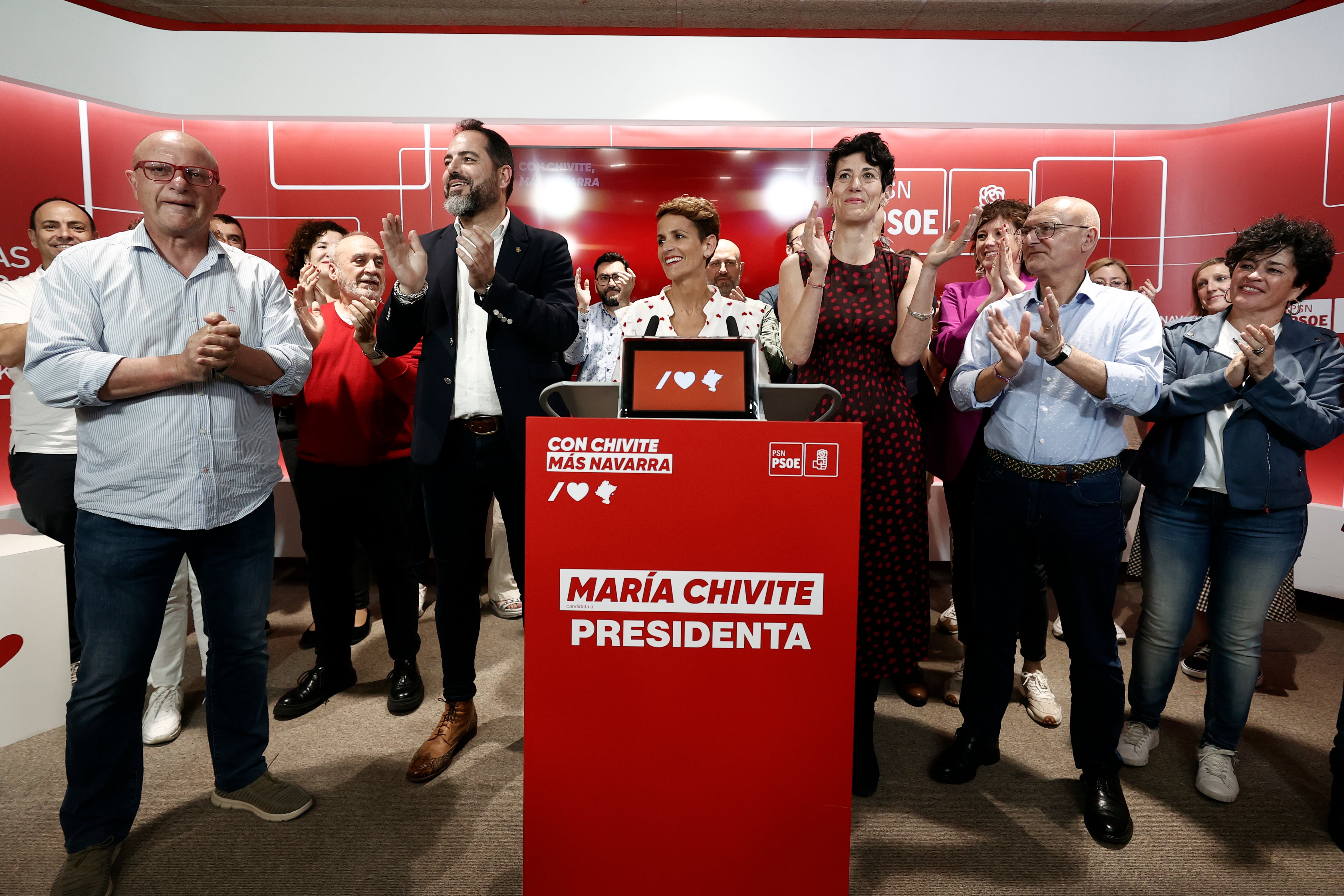 Las candidatas a presidir por el PSN el Gobierno de Navarra y el Ayuntamiento de Pamplona, María Chivite (c) y Elma Saiz (3d) junto a Ramón Alzorriz (2i)