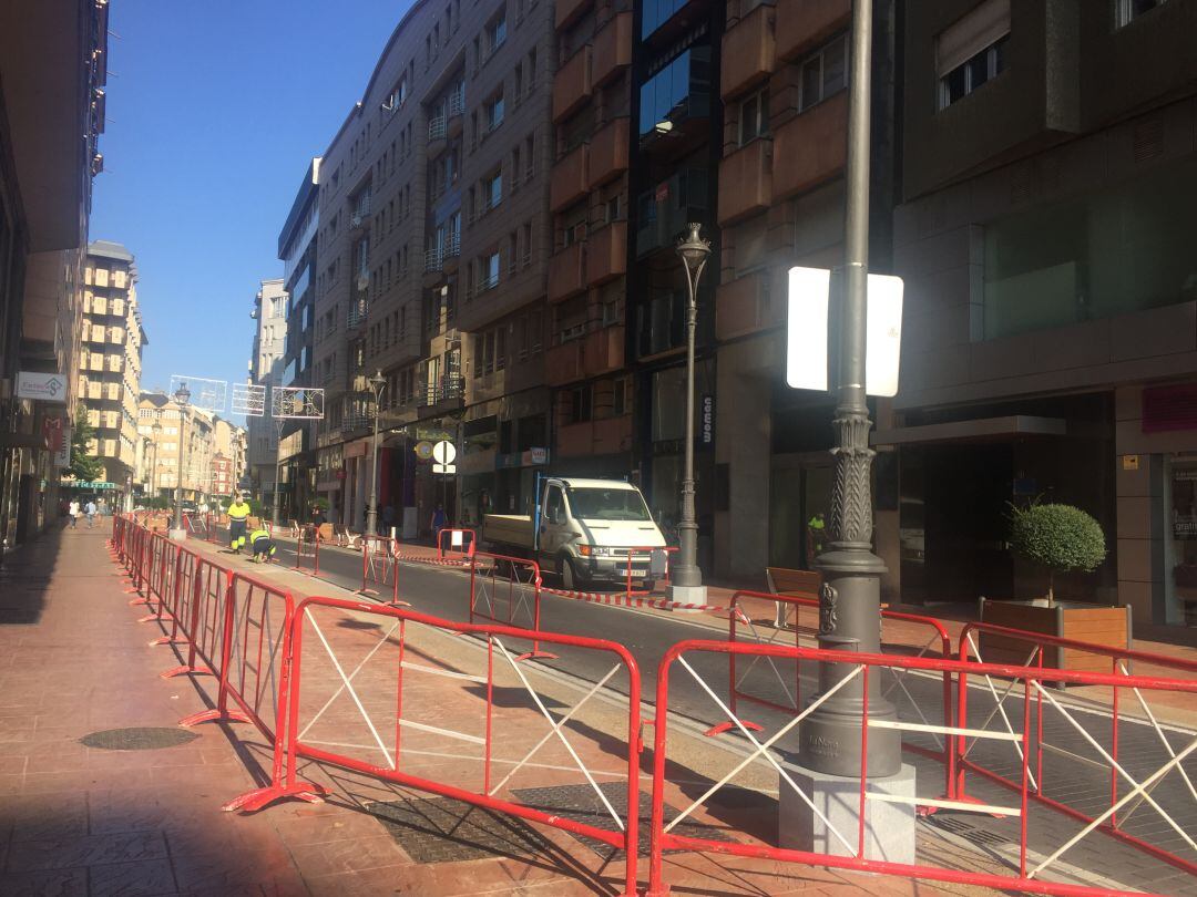 Acondicionamiento de la nueva parada de taxis en la calle Camino de Santiago