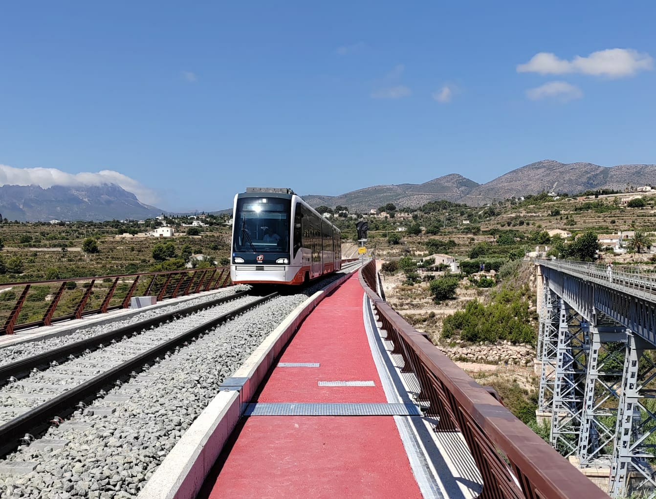 Tren pasando por el barranc del Quisi, en Benissa.