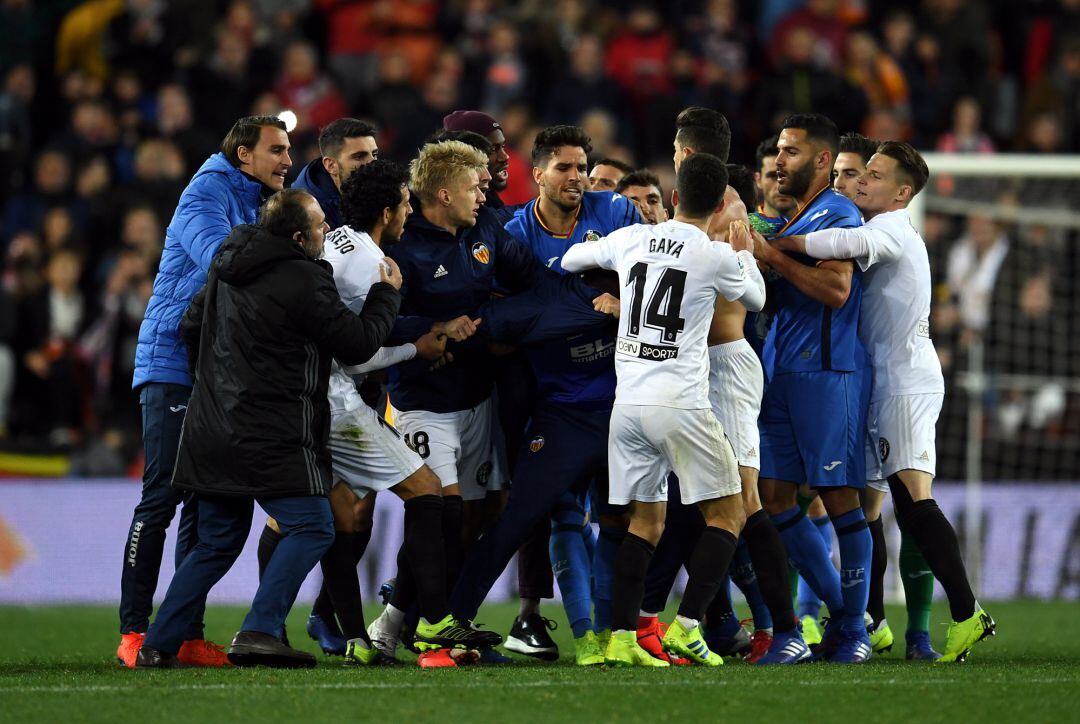 Un momento de la trifulca entre jugadores del Valencia y del Getafe.