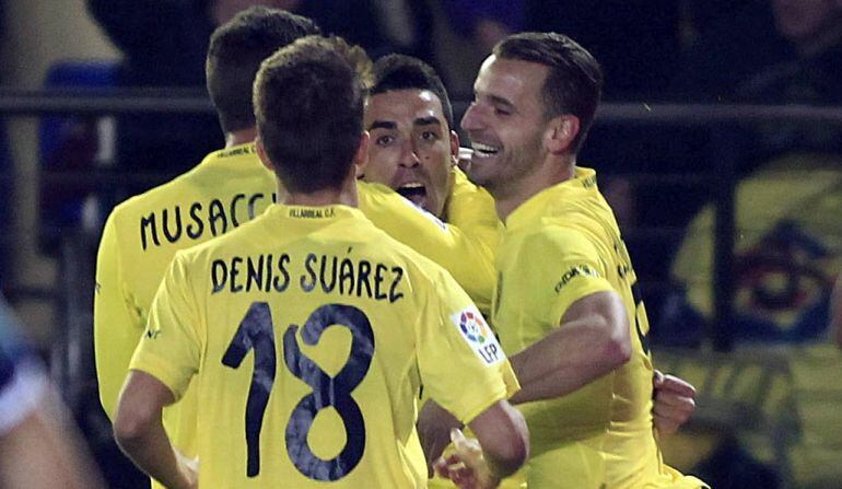 Los jugadores del Villareral celebran su primer gol ante el Granada