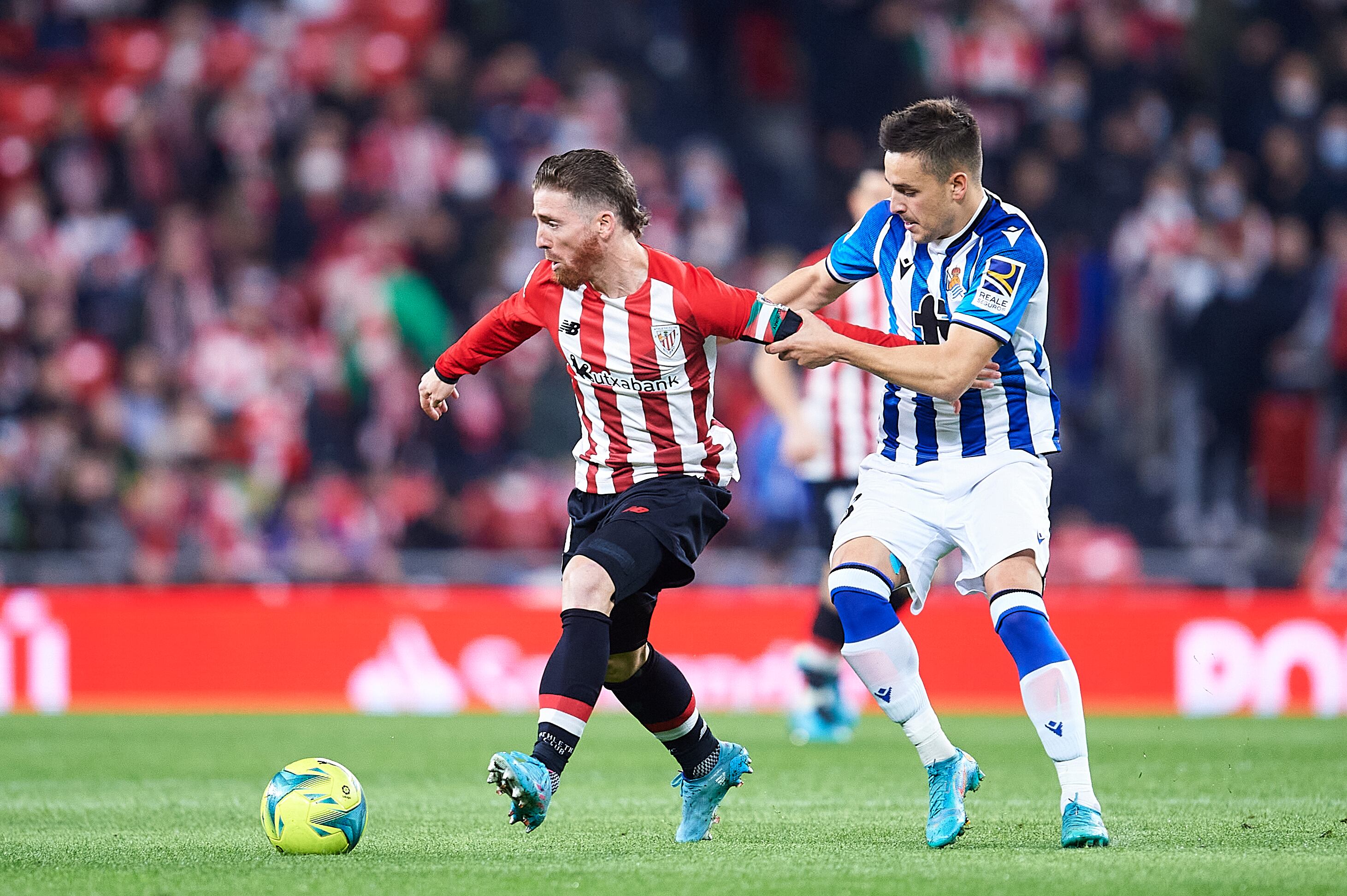 Iker Muniain conduce la pelota ante Gorosabel