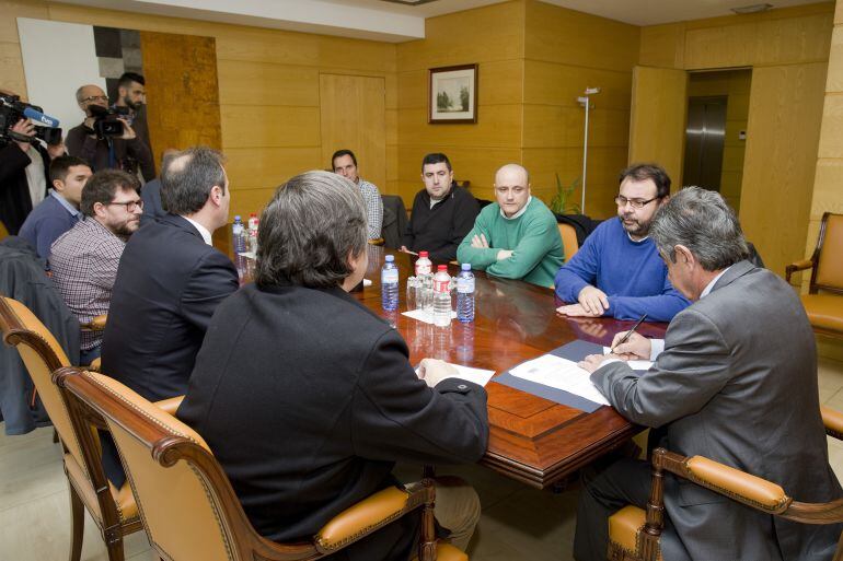 El presidene regional recibe a miembros del comité de empresa de Talleres Martínez