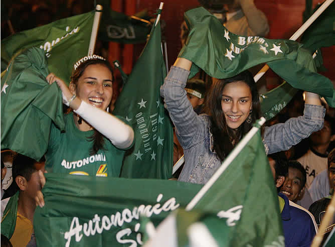 Las regiones bolivianas de Beni y Pando, gobernadas por opositores al presidente, Evo Morales, han proclamado unos estatutos de autonomía que el Gobierno de Bolivia considera inviables tras ser impuestos en sendos referendos ilegales.