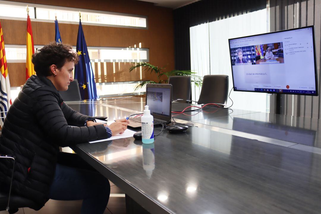 La alcaldesa de Onda, Carmina Ballester, en la reunión telemática con la consellera de Sanitat, Ana Barceló. 