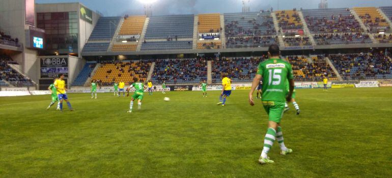 Momento del partido en Carranza entre el Cádiz CF y el Linares CF