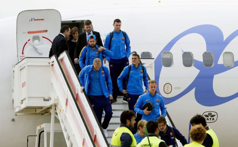 GRA331. MADRID, 28/10/2015.- Los jugadores del FC Barcelona descienden del avión a su llegada hoy al aeropuerto de Badajoz para disputar esta noche frente al Villanovense, en el estadio Romero Cuesta de la localidad de Villanueva de la Serena, el partido de dieciseisavos de final de la Copa del Rey. EFE/Oto