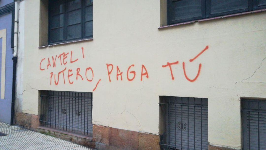 Una pintada contra el alcalde, Alfredo Canteli, calle Padre Suárez.