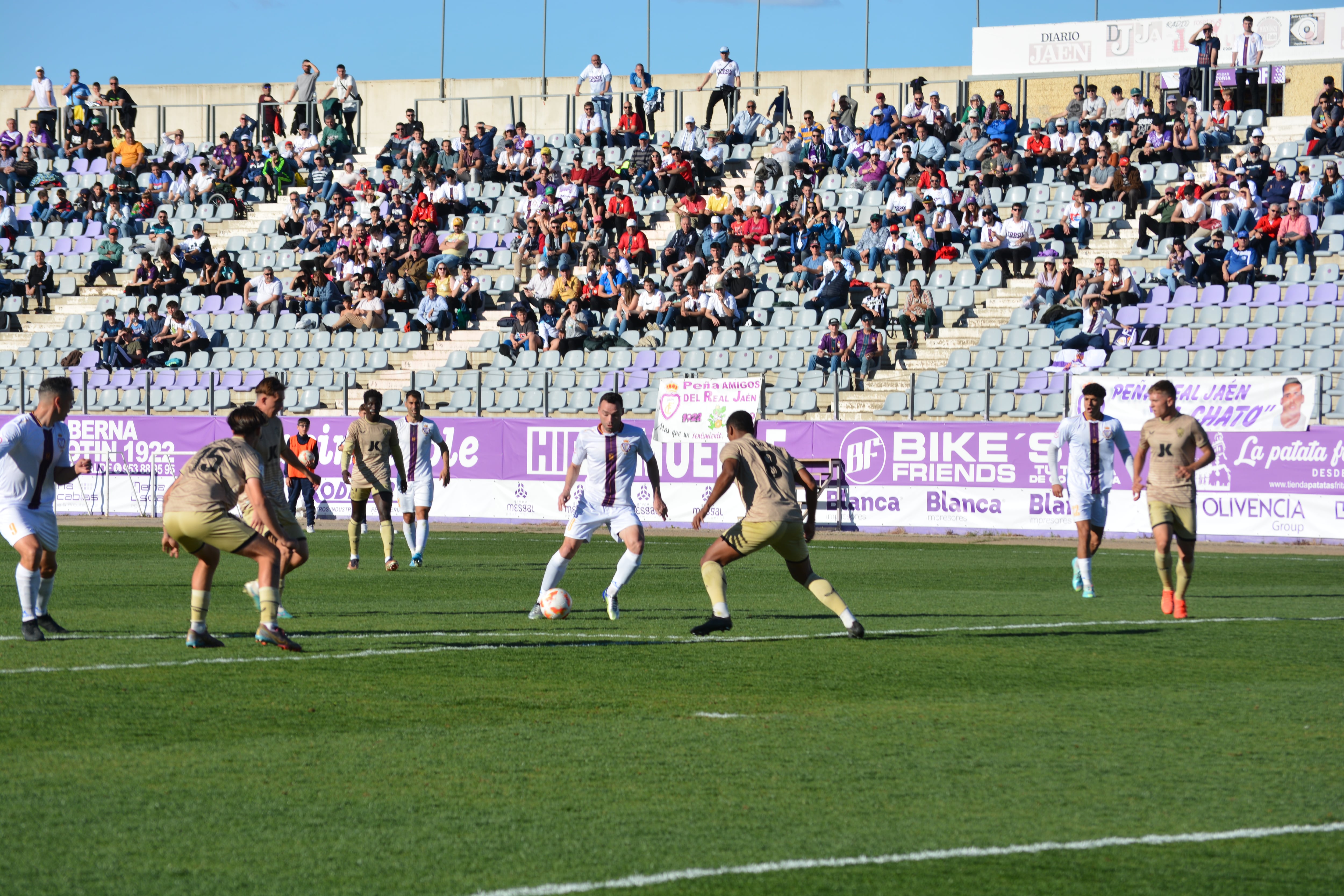 El jugador del Real Jaén Urko Arroyo en el centro de la imagen y rodeado de contrarios, jugó un buen partido pero tuvo que ser sustituido en la recta final del partido