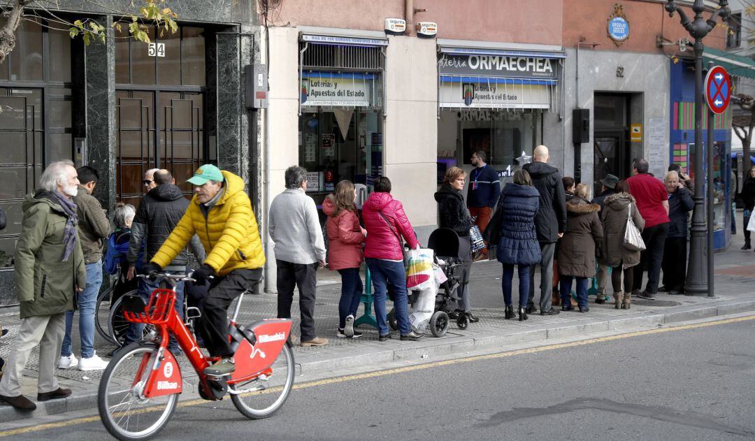 Largas colas en una administración de lotería en la capital vizcaína para comprar decimos y esperar a la suerte del numero adquirido tras el sorteo de la lotería de Navidad que se celebrará el 22 de diciembre.