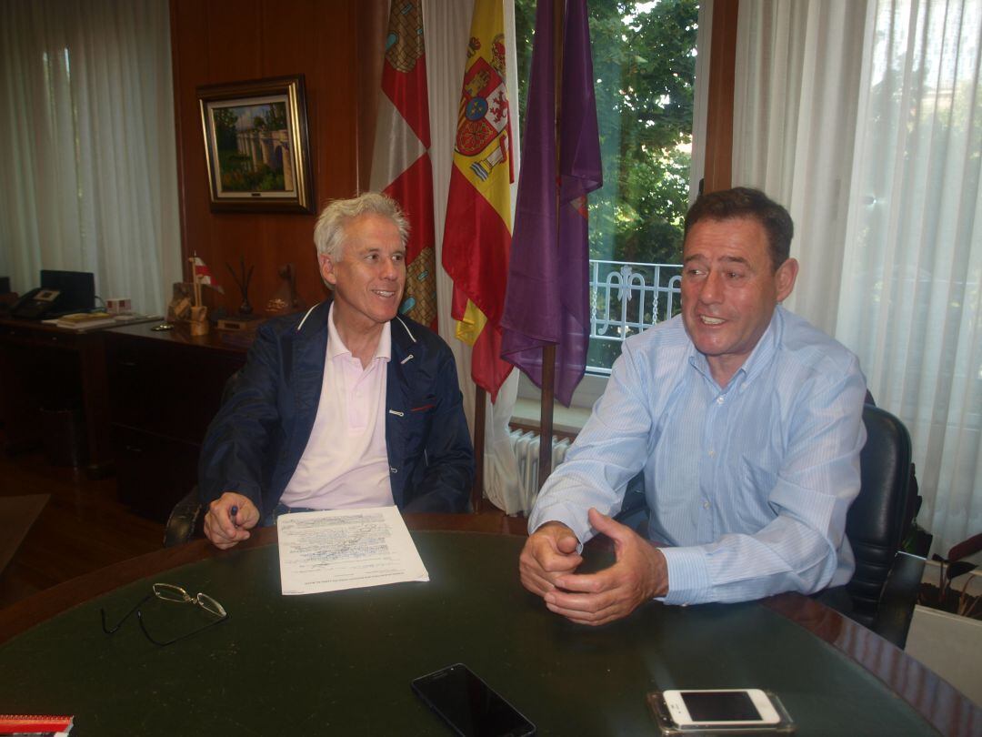 El delegado de la Junta en Palencia, Luis Domingo González (izqda), junto a Mariano San Abelardo, alcalde de La Pernía (dcha)