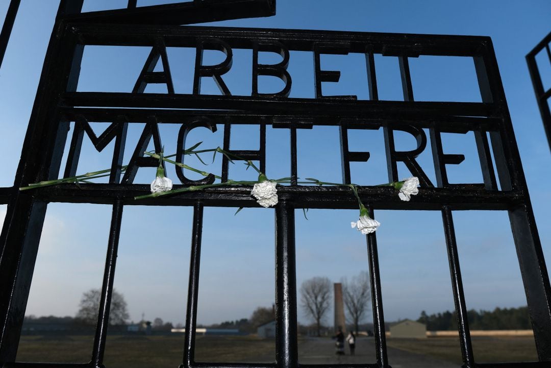 &quot;Arbeit macht frei&quot; (&quot;El trabajo os hará libres&quot;), a la entrada del campo de concentración nazi de Auschwitz  