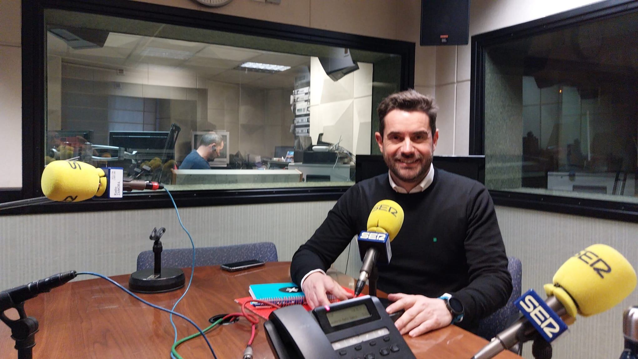 Antidio Fagúndez en los estudios de Radio Zamora