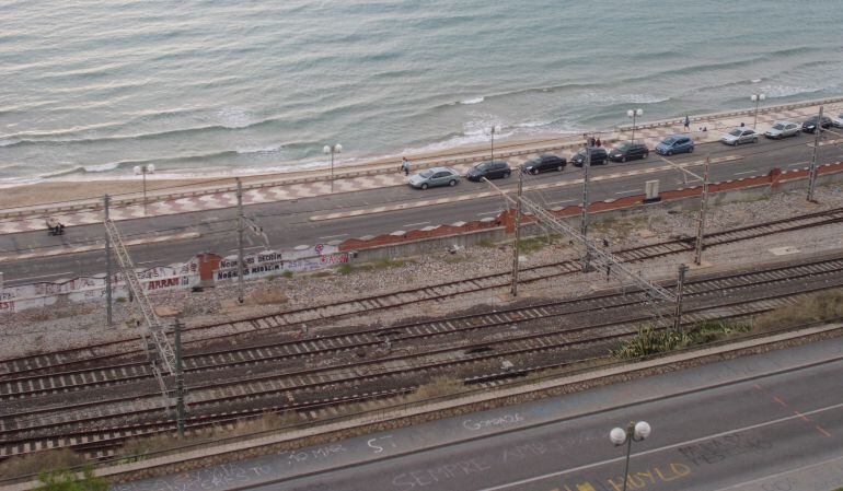 El tren a Tarragona passa pel costat de la platja.