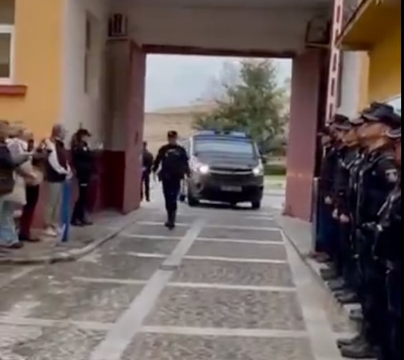 Rafael Salinas homenajeado por sus compañeros en su último día de servicio en la Policía Nacional de Córdoba