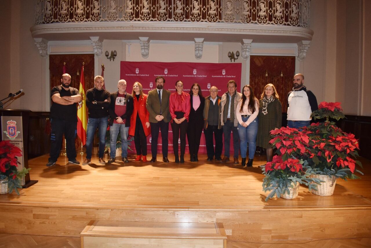 Eva María Masías, la alcaldesa de Ciudad Real junto a los ediles y Asociaciones que han participado en la presentación de Navidad, en el Antiguo Casino