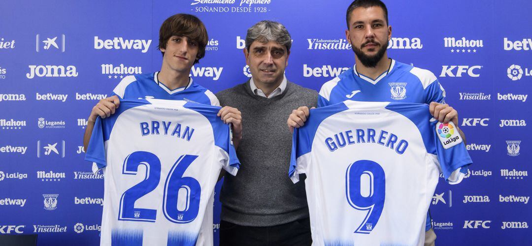 Bryan Gil y Miguel Ángel Guerrero junto a Txema Indias