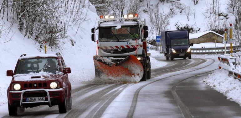  OVIEDO, 15.02.2016.- Una máquina quitanieves limpia la carretera de Pajares que se encuentra cubierta de nieve en la tarde de hoy. El temporal que afecta a Asturias ha provocado hoy diversas incidencias en rutas de transporte de catorce centros educativo