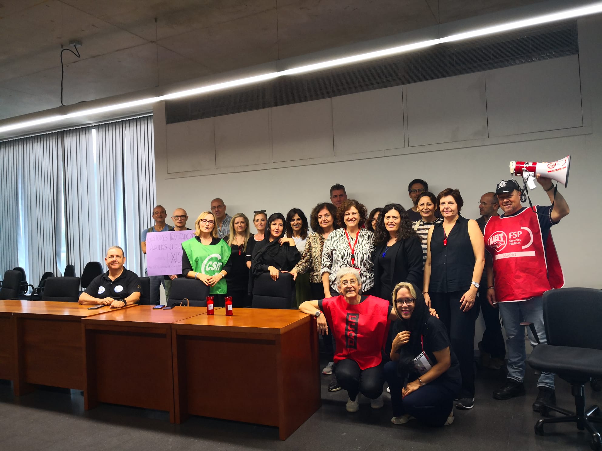 Grupo de trabajadores encerrados en la Ciudad de la Justicia de Murcia