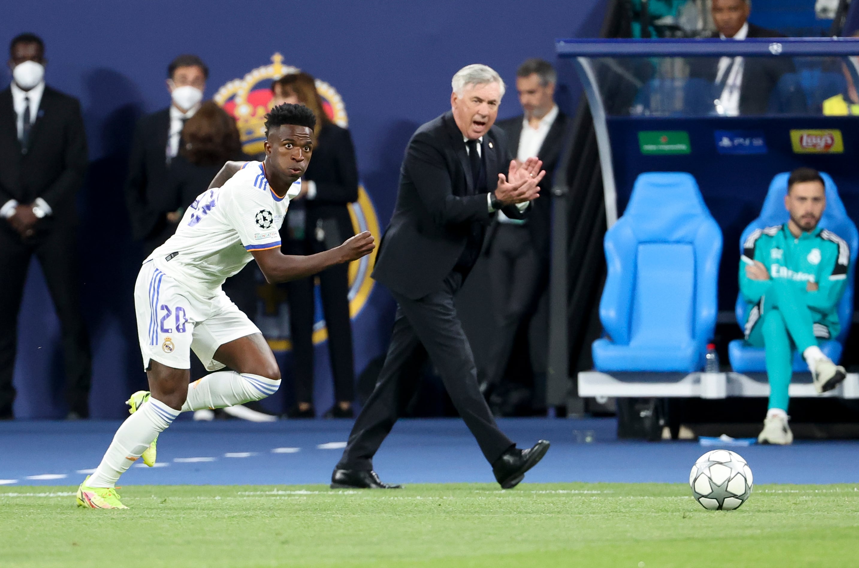 Ancelotti anima a Vinicius, mientras avanza con el balón en una acción durante la final de la Champions.