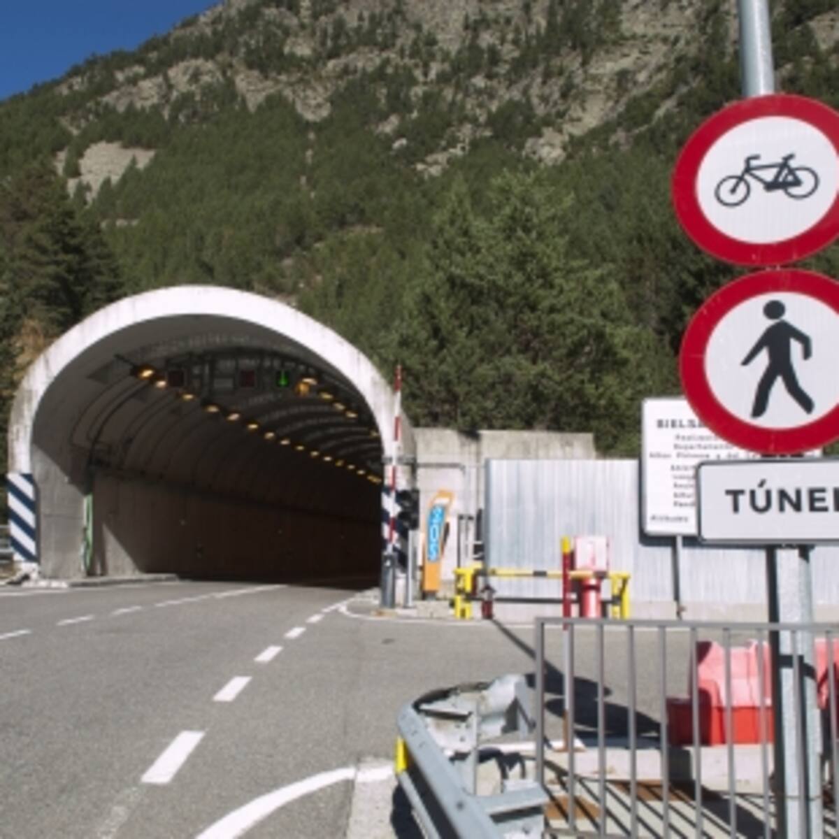Los empresarios protestan por los simulacros en el túnel de Bielsa-Aragonuet en plena temporada turística