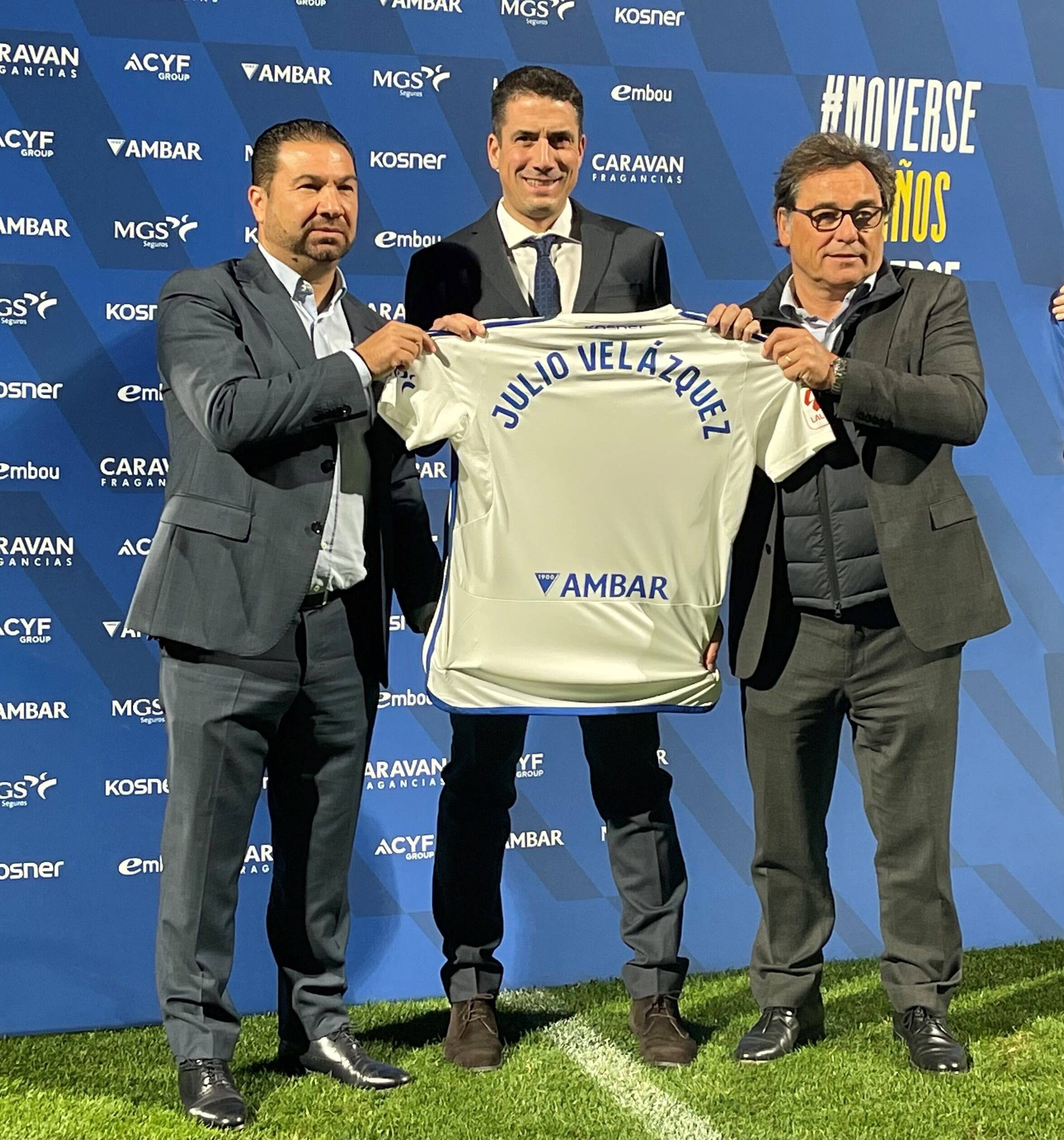 Julio Velázquez posa con la camiseta del Real Zaragoza junto a Raúl Sanllehí y Juan Carlos Cordero