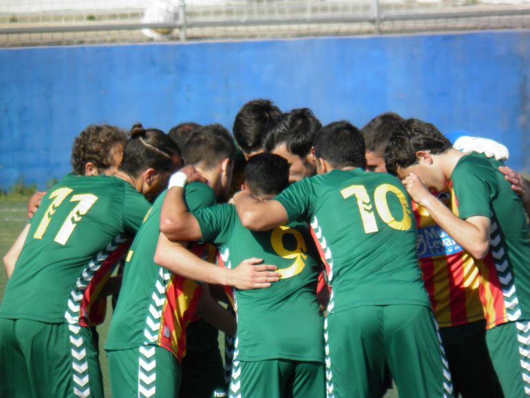 Los jugadores del CD Castellón antes del partido ante el Buñol. 